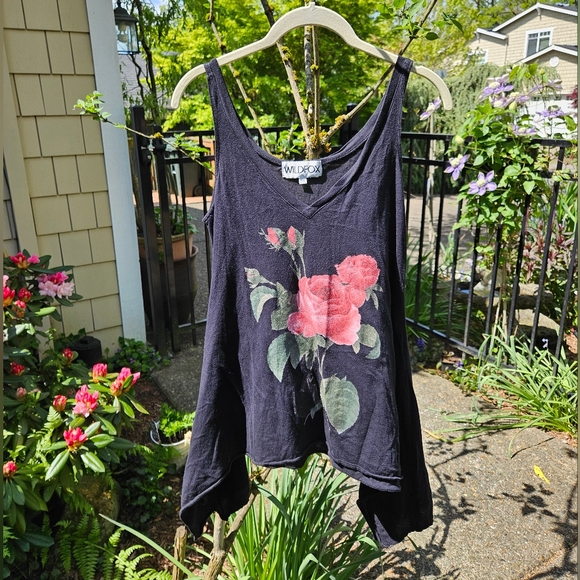 Wild Fox Roses Graphic Tank Top Scoop Neck Sharkbite Hem Flowy XS Black Red EUC - Picture 6 of 9